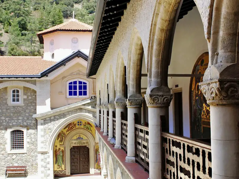 Nicht nur Säulen und Mosaiken erwarten uns in der Klosteranlage Kykkos im Troodosgebirge auf Zypern.
