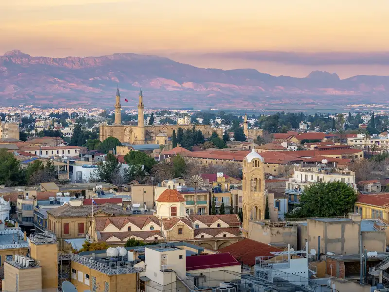 Bei der umfassenden Zypern-Reise besichtigen wir auch die geteilte Stadt Nikosia mit ihren vielfältigen kulturellen Einflüssen.