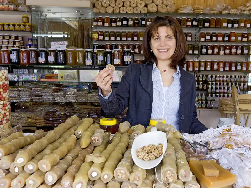 Auf Zypern können wir während unserer Studienreise auch orientalische Süßigkeiten probieren, wie zum beispiel Lokum, das vorher mundgerecht in kleine Stücke geschnitten wird.