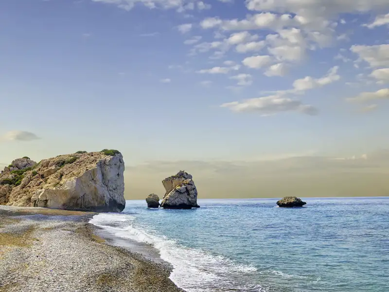 Unsere Studienreise nach Zypern bietet viele zauberhafte Momente. Am Felsen, wo die Liebesgöttin Aphrodite der Legende nach dem Meer entstieg, legen wir ein Herz aus Kieselsteinen in den Sand und stoßen mit einem Glas Commandaria-Likör auf das schönste aller Gefühle an.