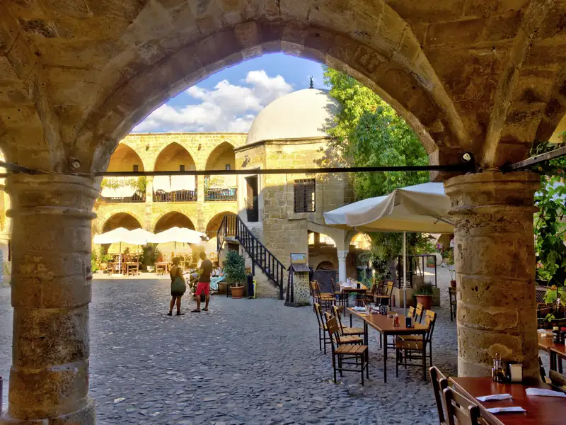 In der Karawanserei Büyük Han zeigt uns Nordnikosia auf der Gruppenreise über die gesamte Insel Zypern sein orientalisches Gesicht.
