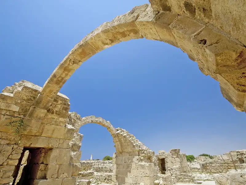 Bei der Wanderreise auf Zypern erkunden wir die Hafenstadt Paphos, die zudem UNESCO-Welterbe ist. Auf dem Programm steht unter anderem eine Besichtigung der antiken Königsgräber.