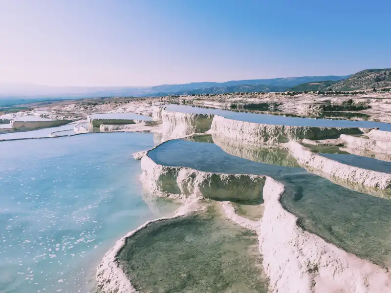 Ein beeindruckendes Wunderwerk der Natur sind die Sinterterrassen von Pamukkale, die auch wir auf unserer 15-tägigen Studienreise durch die Türkei besuchen.
