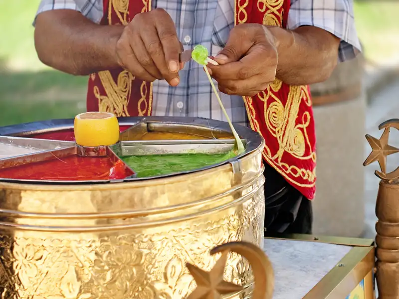 Neben den bekannten Kulturschätzen kommen auf unserer Studiosus-Reise durch die Türkei auch unsere Sinne nicht zu kurz: Im Basar und unterwegs gibt es immer wieder die Gelegenheit, lokale Köstlichkeiten zu probieren.