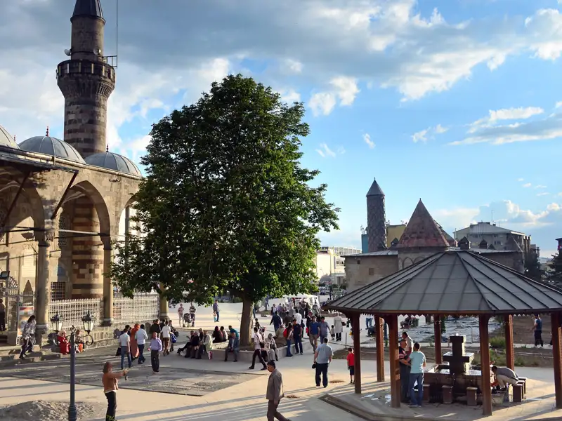 Moschee und öffentlicher Platz mit Menschen in Erzurum