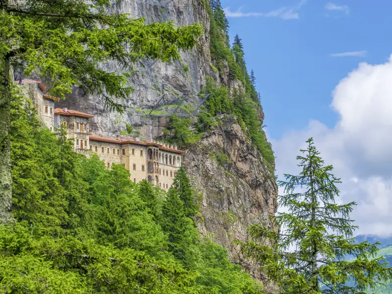 Bei Ihrer Reise durch die Türkei bietet der Altindere-Nationalpark eine magische Kulisse für das in einer steilen Felswand gelegene Sumela-Kloster.