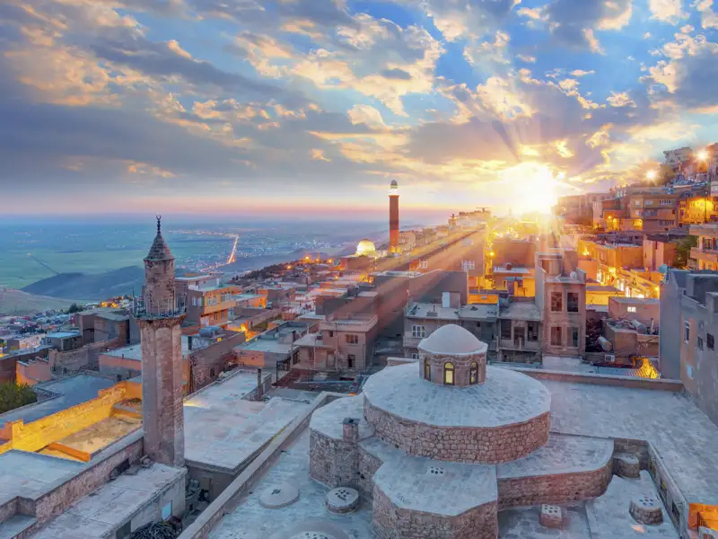 Sonnenuntergang über der Stadt Mardin mit Blick auf Moscheen und traditionelle Architektur