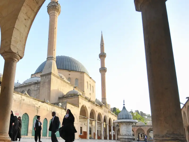 Inmitten eines stimmungsvollen Parks in Sanliurfa besuchen wir auch die heiligen Stätten, die an Abraham erinnern.