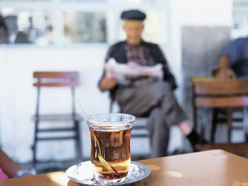 Eine Teepause in einem der zahlreichen Teehäuser ist ein Muss bei einem Türkeibesuch. Auch auf unserer Reise nehmen wir uns Zeit – und kommen schnell mit den anderen Gästen ins Gespräch.