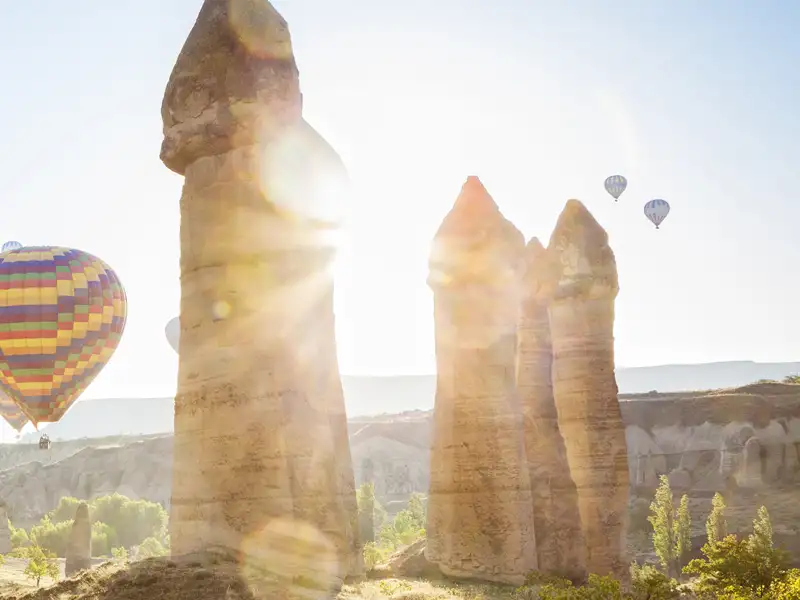 Heißluftballons über den Felsformationen von Kappadokien im Sonnenaufgang