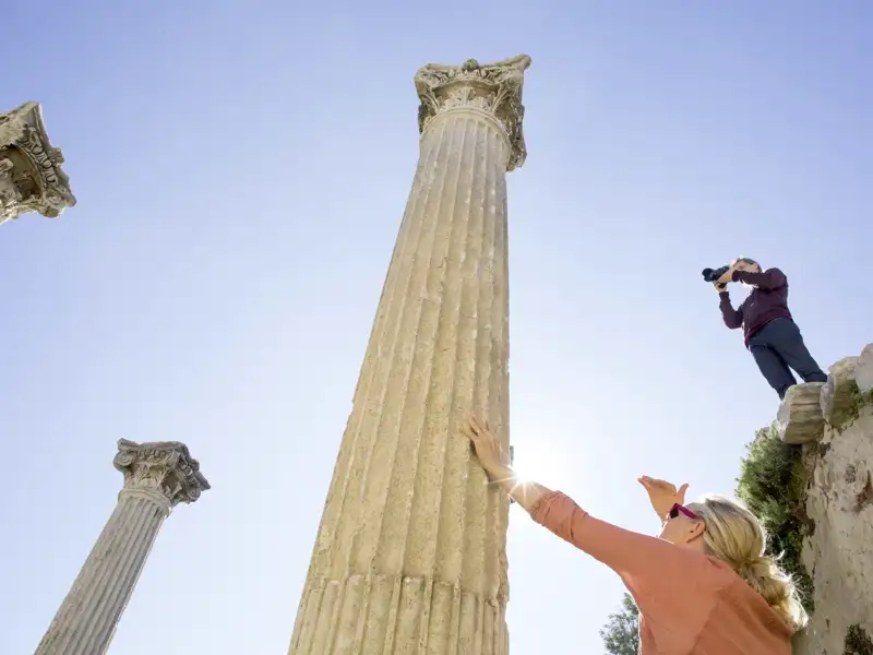 Einer der ganz großen Höhepunkte einer Rundreise an die türkische Westküste ist der Besuch der antiken Stadt Ephesus. Auf unserer neuntägigen Studienreise nehmen wir uns Zeit für einen ausgiebigen Rundgang durch die eindrucksvollen Ruinen.