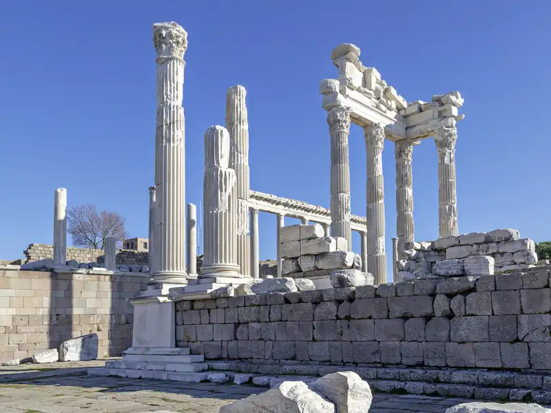 Den Trajantempel auf dem Burgberg in Pergamon besuchen wir auf unserer Rundreise mit Studiosus durch die Westtürkei und genießen den Blick hinunter auf die moderne Stadt Bergama und Richtung Meer.