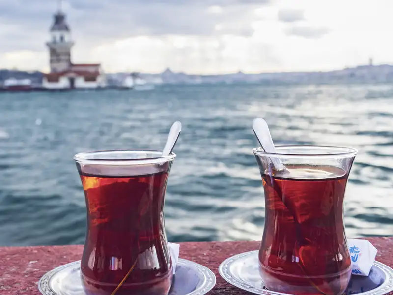 Teepausen gehören bei unserer Gruppenreise durch Istanbul und den Westen der Türkei einfach dazu - mal mit Ausblick, mal in einem Teehaus mitten unter den Menschen.