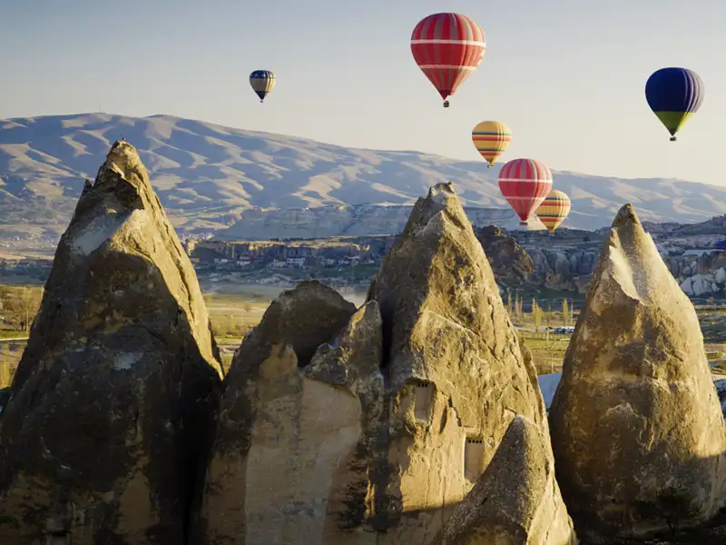 Die Landschaft von Kappadokien mit ihren bizarren Felsformationen ist schon vom Boden aus beeindruckend. Auf unserer Reise haben Sie auch die Gelegenheit, sich die Landschaft von oben aus einem Ballon anzusehen.