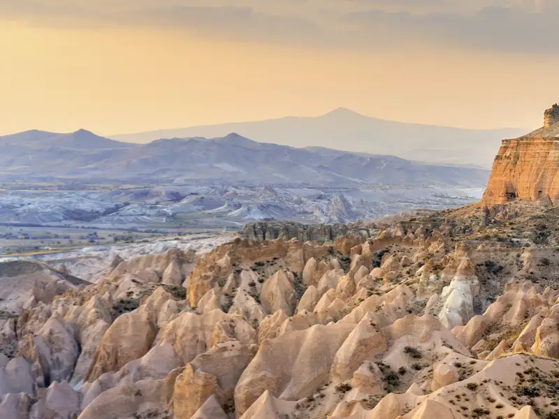 Eine der schönsten Wanderungen, die man in Kappadokien machen kann, ist die durch das Rote Tal - auf unserer Reise mit Studiosus erleben wir die Landschaft im milden Licht des Vormittags.