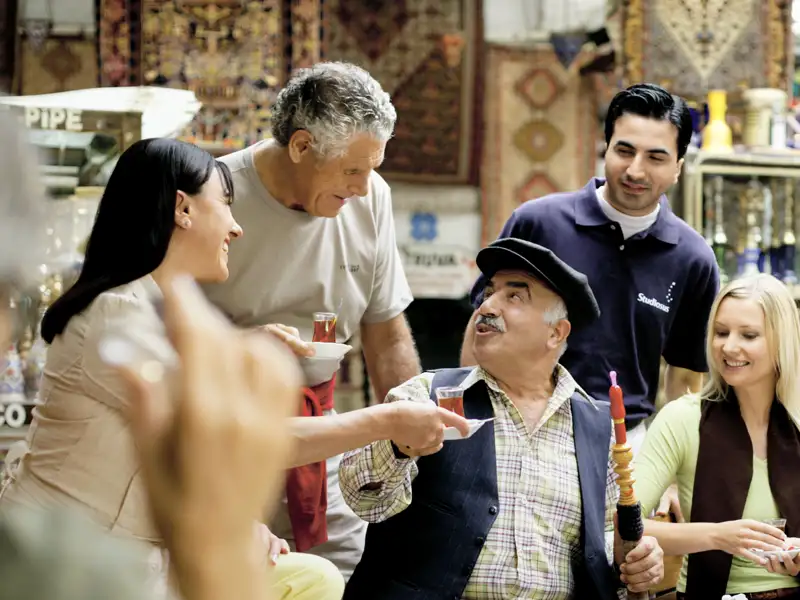 Die Gastfreundschaft in der Türkei ist legendär: Bei unseren Rundgängen auf unserer 14-tägigen klassischen Studienreise durch die Westtürkei kommt es daher häufig vor, dass wir mit den Einheimischen ins Gespräch kommen.