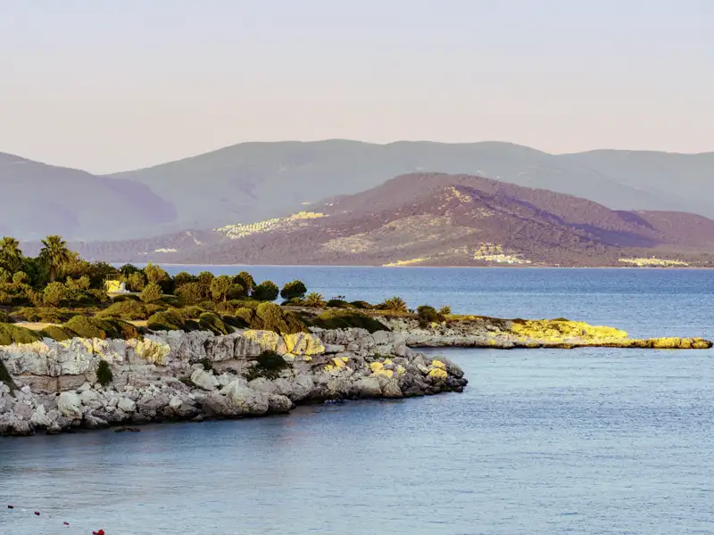 Küstenpanorama an der türkischen Ägäis - immer wieder fangen wir schöne Eindrücke auf unserer 14-tägigen Studienreise durch die Westtürkei ein.