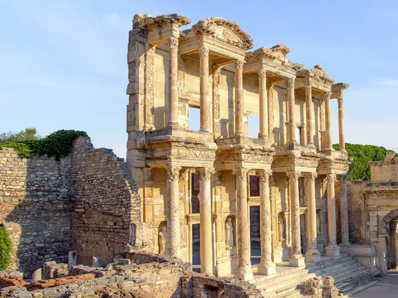Auf unserer klassischen Studienreise durch die Westtürkei nimmt der Besuch berühmter antiker Stätten gebührenden Raum ein; hier in Ephesus, in der Antike eine Großstadt.