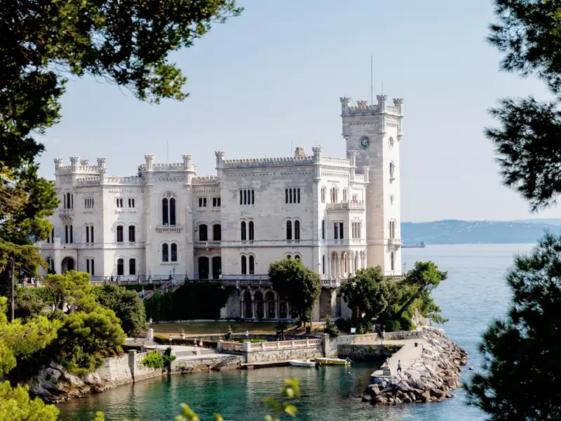 Das Schloss Miramare, Traum des unglücklichen Kaisers Maximilian I. von Mexiko, steht natürlich auf dem Programm der achttägigen Rundreise Friaul-Triest.