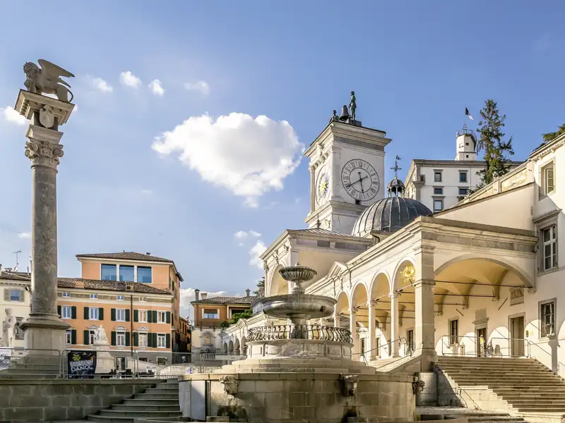 Die Piazza della Libertà in Udine mit der Loggia del Lionello ist eines der Ziele beim Rundgang durch die herausgeputze Altstadt während der Gruppenreise.