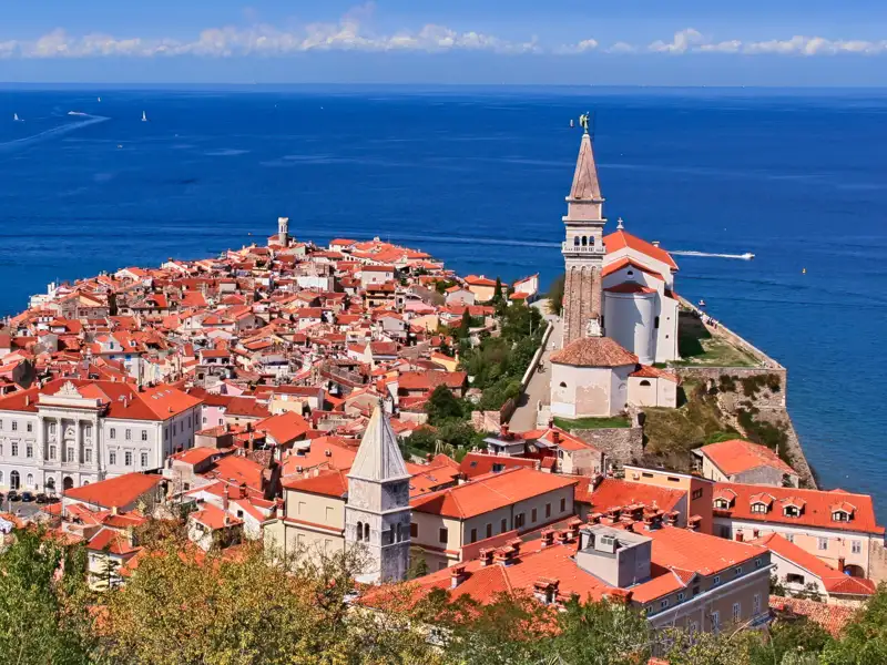 Piran, eine slowenische Küstenstadt mit musischem Flair. Bei einem Ausflug dorthin schlendern wir während unserer Gruppenreise durch die Gassen der Altstadt.