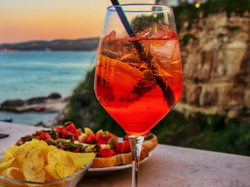 Ein Aperol-Sprizz als Aperitif zum Ausklang eines wunderschönen Tages in Apulien macht unsere Reise komplett.