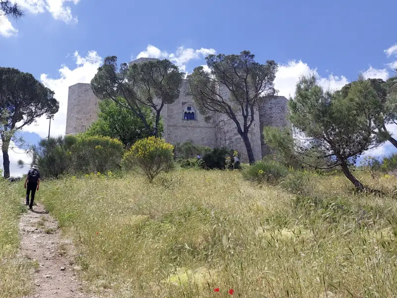 Bei unserer klassischen Rundreise durch Apulien besuchen wir die "Krone Apuliens". Das achteckige Castel del Monte sieht man schon von Weitem. Welchen Sinn und Zweck hatte dieser faszinierende Bau? Wir versuchen das Geheimnis zu lüften.