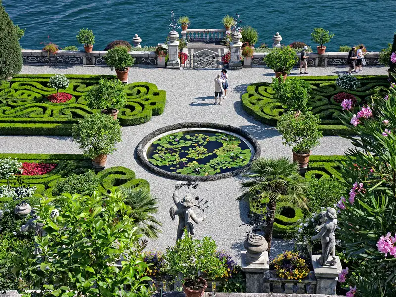 Blumenpracht auf einer Felseninsel: Die schöne Insel Isola Bella im Lago Maggiore hat ihren Namen verdient und ist ein herrlicher Auftakt für unsere zehntägige Studienreise ins Piemont.