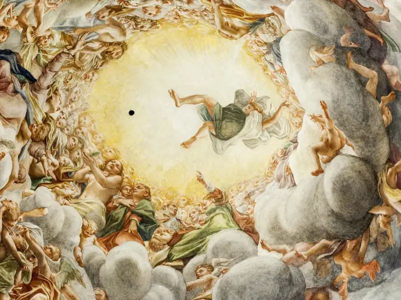 Das Deckenfresko an der Kuppel im Dom von Parma zeigt die Himmelfahrt Mariens. Gemalt hat es Antonio da Correggio.