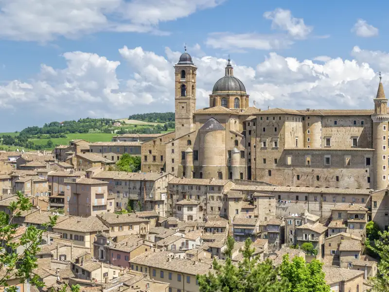 Panorama von Urbino mit dem Palazzo Ducale und der umliegenden Stadtlandschaft