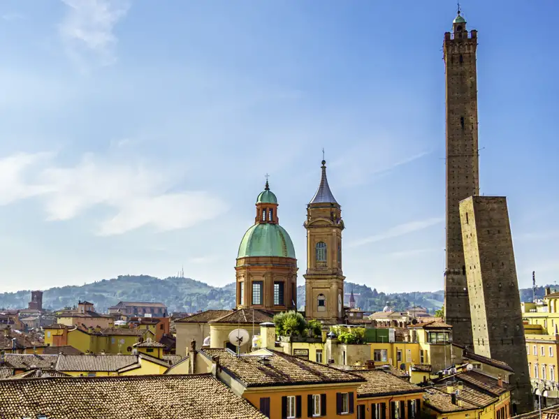 Panorama von Bologna mit den charakteristischen Türmen Asinelli und Garisenda sowie den Dächern der Stadt