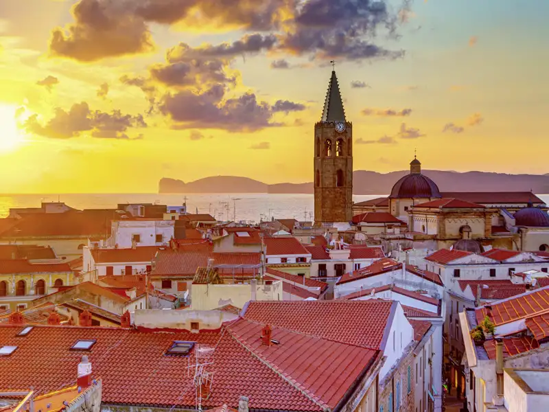 In Algheros Altstadt, der zweiten Station unserer Studienreise nach Sardinien, kommt uns dann vieles etwas spanisch vor! Der Stilmix der Kirche S. Francesco zwar weniger, aber warum die italienisch-katalanischen Straßenschilder? Alghero sonst: Kopfsteinpflaster und schöne Plätze, erster Ferienort der Insel, heute noch lebendig-quirlig.