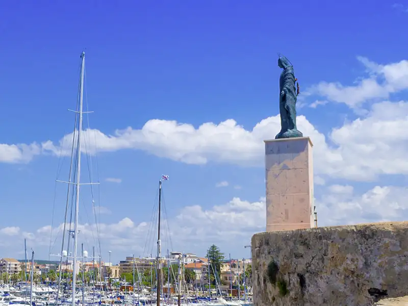 Auf unserer achttägigen Studienreise nach Sardinien erleben Sie die landschaftlichen und kulturellen Höhepunkte der Insel. Malerisch: der Hafen von Alghero im Nordwesten Sardiniens.