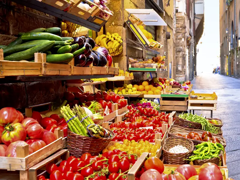 Verlockend sind die Auslagen der Obst- und Gemüsehändler in der Altstadt von Florenz – eine unserer Stationen auf unserer Studienreise.