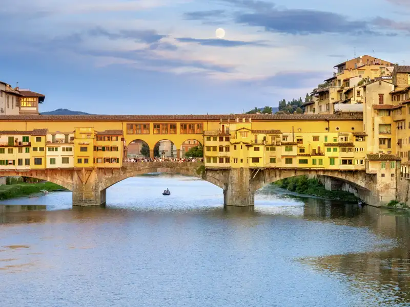 Die historische Ponte Vecchio in Florenz ist eines der bekanntesten Wahrzeichen der Stadt, welche auf der klassischen Studienreise nicht im Programm fehlen darf.