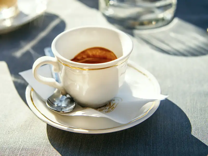 Auf unserer klassischen Studienreise zum Golf von Neapel ist immer wieder Zeit für Entspannung bei einer Tasse Espresso.