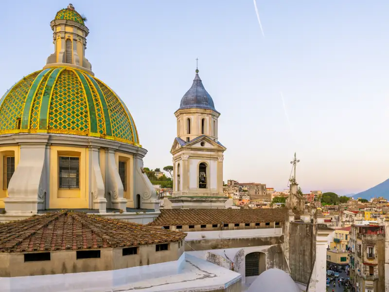 Malerische Städte erwarten uns auf unserer klassischen Studienreise an den Golf von Neapel. Und häufig im Bild: der Vesuv!