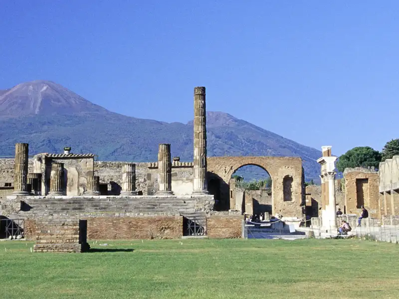 Pompeji (UNESCO-Welterbe) ist ein wichtiger Punkt auf unserer klassischen Studienreise. Wir nehmen uns ausführlich Zeit: Weinschenken, Thermen, Theater zeugen von einer hoch entwickelten Alltags- und Freizeitkultur. Zwischen Säulen und Mosaiken erzählt Ihre Reiseleiterin auch von den letzten dramatischen Stunden, bevor die Stadt durch den Ausbruch des Vesuvs komplett ausgelöscht wurde.