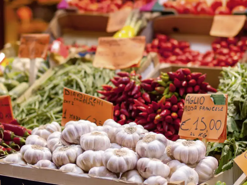 Märkte in Italien mit den frischen Waren aus den Regionen üben auf unserer Rundreise durch Umbrien eine große Anziehungskraft auf uns aus, der wir gern nachgeben.