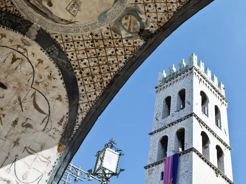 Unsere Studienreise nach Umbrien bringt uns nach Assisi. Die Stadt steht ganz im Zeichen des heiligen Franziskus, hat aber auch sonst einiges zu bieten: stimmungsvolle Plätze und Altstadtgassen - oder den stolzen zinnenbewehrten "Turm des Volkes" am Hauptplatz.