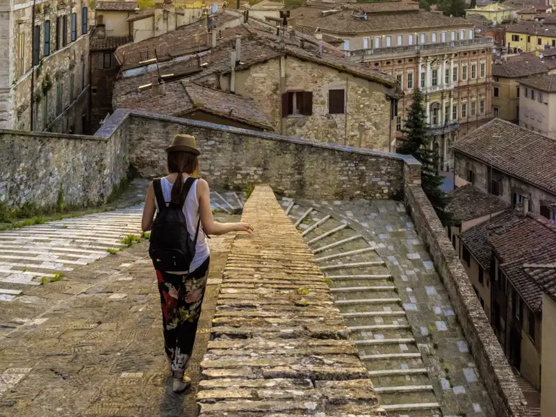 In Perugia, das wir auf unserer Umbrienreise besuchen, sind die einzelnen Teile der Stadt mit Treppenwegen miteinander verbunden - gut, dass es auch ein interessantes System von unterirdischen Rolltreppen gibt als Alternative!