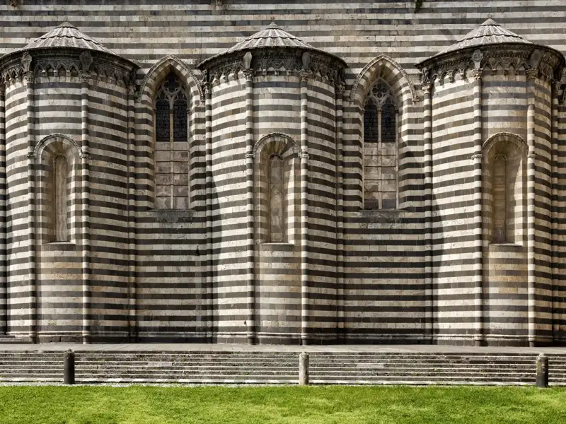 Mit Ihrem Studiosus-Reiseleiter besuchen Sie auf Ihrer Umbrienreise die Stadt Orvieto, die stolz auf ihrem Tuffsteinfelsen thront - bekrönt von der schwarz-weißen Kathedrale.