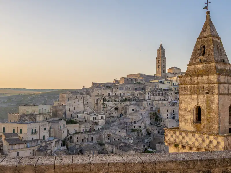 Unsere 14-tägige Studienreise nach Kampanien, Kalabrien und Apulien bietet Ihnen ein ausführliches Besichtigungsprogramm. Natürlich besichtigen wir auch die Sassi von Matera. Die Felsenstadt (UNESCO-Welterbe) wurde weltweit als Filmkulisse in „Die Passion Christi“ von Mel Gibson bekannt.