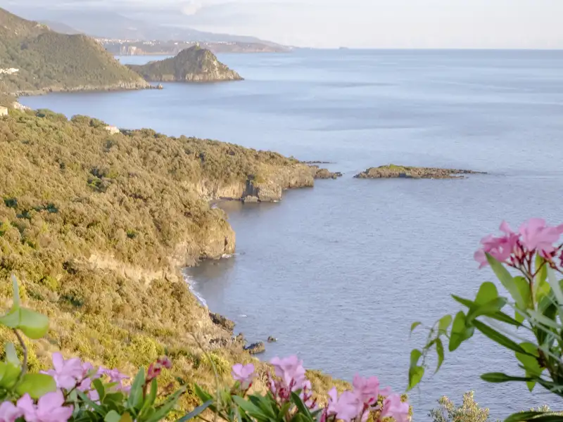 Grüne Hügel treffen auf das blaue Meer. Kleine Inseln liegen vor der Küste. Ein Anblick, den Sie sicherlich irgendwann auch bei unserer umfassenden Studienreise in den Süden Italien erleben werden.