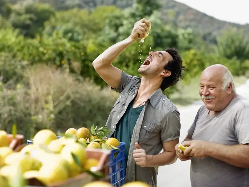 Unsere Studienreise  in den Süden von Italien führt Sie höchst abwechslungsreich mal am Meer entlang, mal durch Olivenhaine, mal zu Naturreservaten und Höhlenkirchen. Und vielleicht begegnen Sie auch diesen fröhlichen Orangenpflückern nach der Ernte.