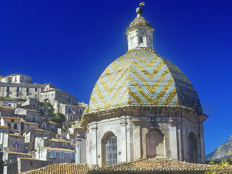 Neapolitanische Musik versüßt uns bei unserer Rundreise die Fahrt nach Cosenza am Fluss Busento in Kalabrien. Ein Prachtstück im Dom: das Grab Isabellas von Aragón.