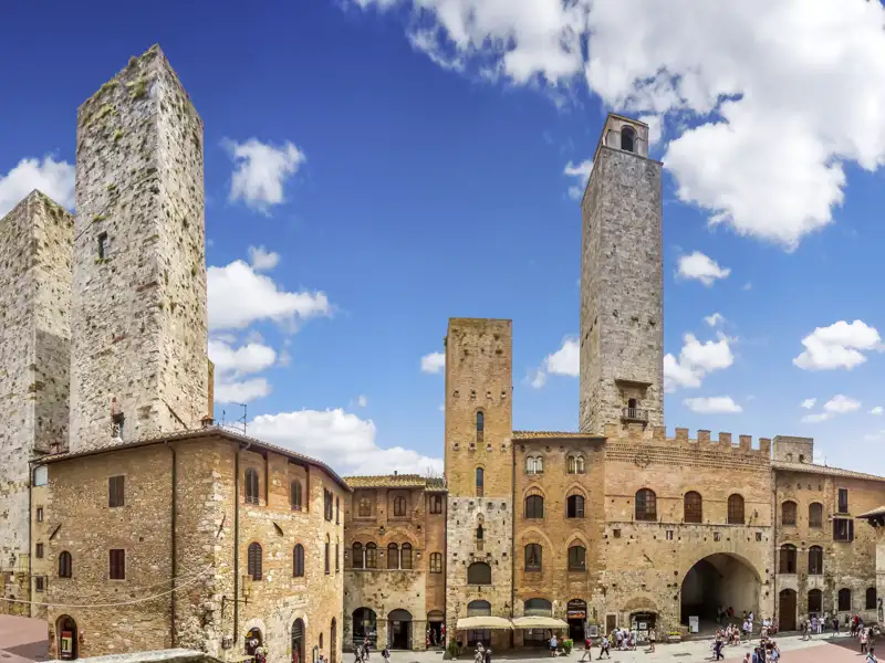 Lebendiges Mittelalter erleben wir auf unserer Klassik-Studienreise in die Toskana in San Gimignano, wo die berühmten Geschlechtertürme den Stolz der Erbauerfamilien bis heute festhalten.