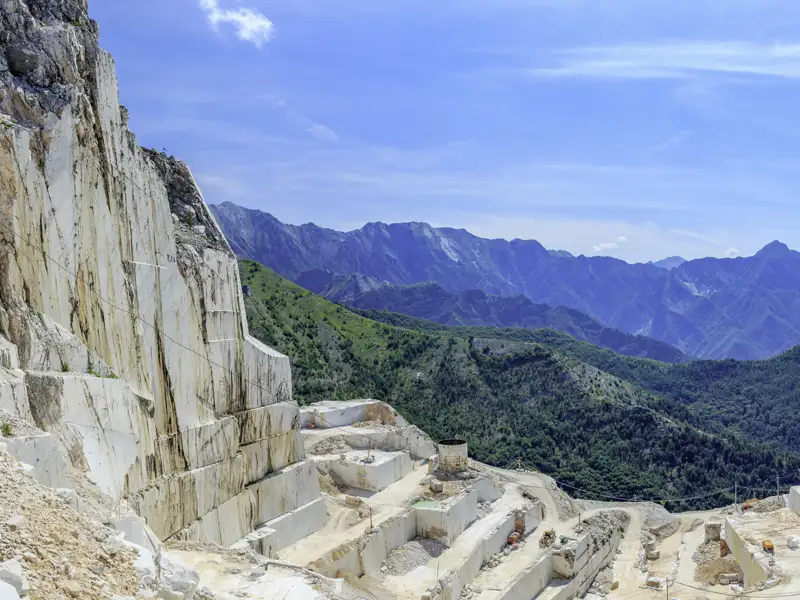 Wie ein modernes Kunstwerk muten uns die kubischen Formen an, die der Marmorabbau in den Steinbrüchen von Carrara hinterlässt – eines unserer Ziele der Klassik-Studienreise in die Toskana.