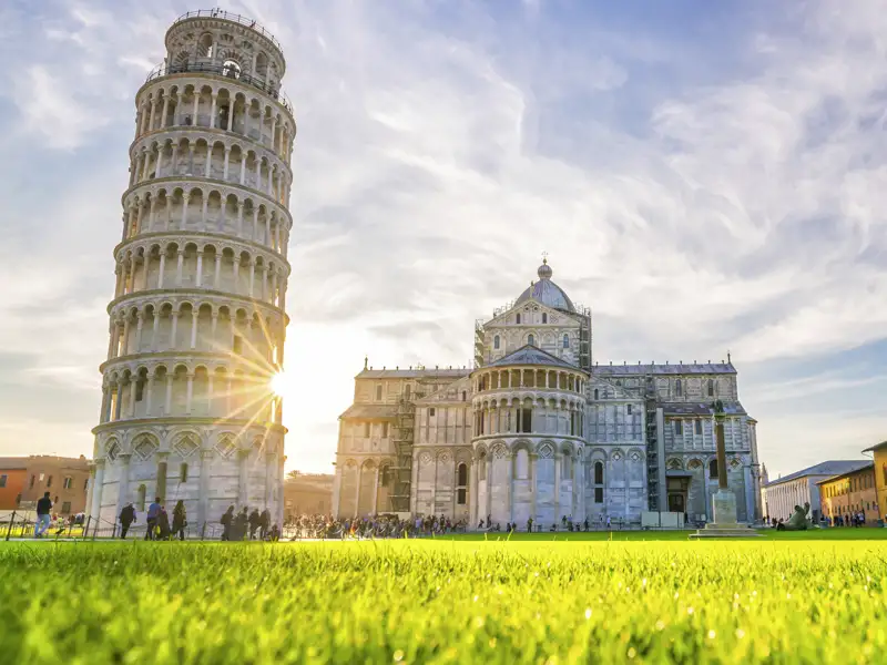 Eines der ganz großen Highlights unserer Studiosus-Reise in die Toskana ist der "Platz der Wunder" in Pisa: Auf einer weitläufigen Wiese verteilen sich die Taufkirche, die Kathedrale und natürlich der berühmte Schiefe Turm.