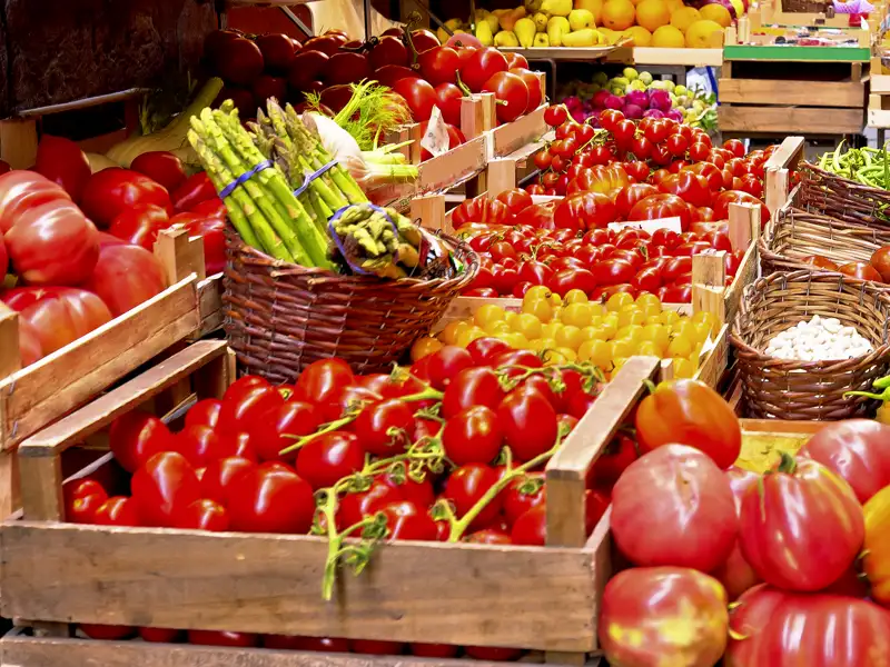 Verlockend sind die Auslagen der Gemüsehändler in der Altstadt von Florenz, eine unserer Stationen auf unserer Studienreise in die Toskana.